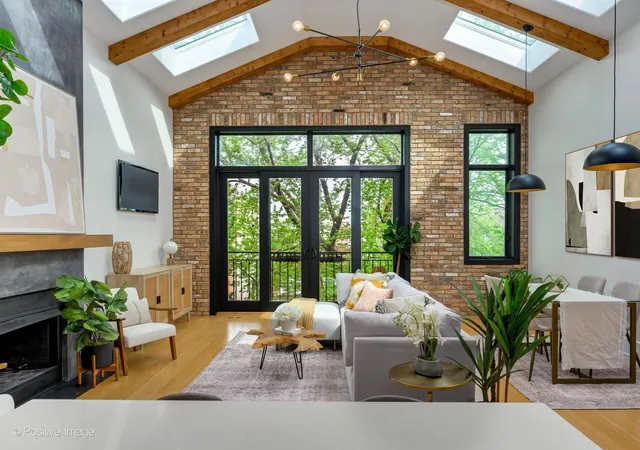 2nd image of 2455 W Walton St #3, Chicago, IL 60622 | MLS# 12566099