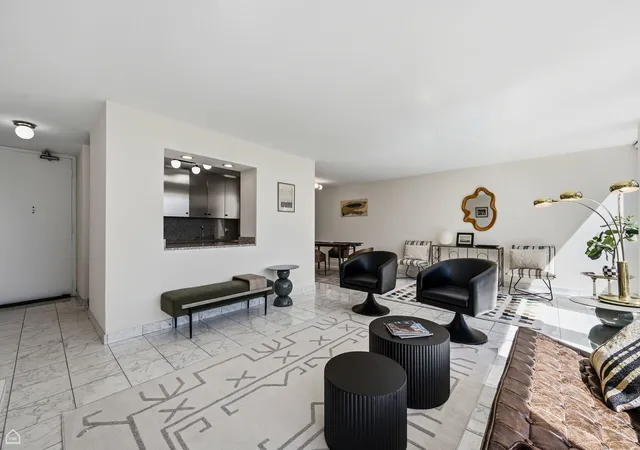 3rd image of 111 E Chestnut St #21F, Chicago, IL 60611 | MLS# 12567622