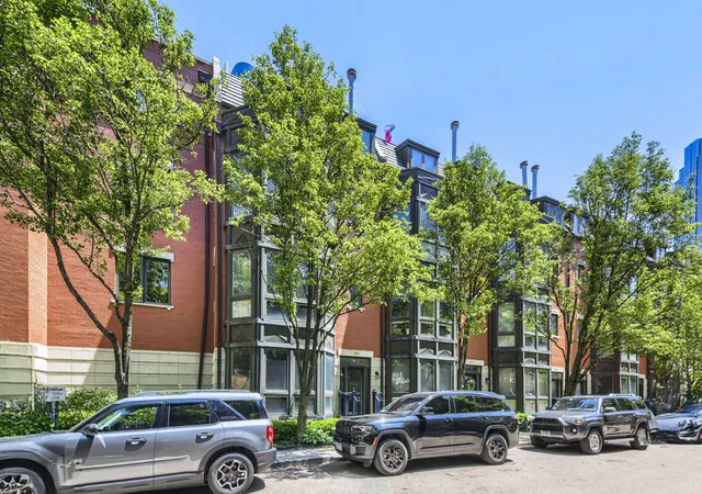 Photo 3 of Townhouse for sale at 481 N Clinton St, Chicago, IL 60654 | MLS# 12567829 | Listing updated on 2026-09-04