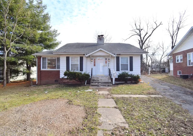 Photo 1 of Single family home for sale at 1715 Oakland Ave, Mt Vernon, IL 62864 | MLS# 12567959 | Listing updated on 2026-09-06