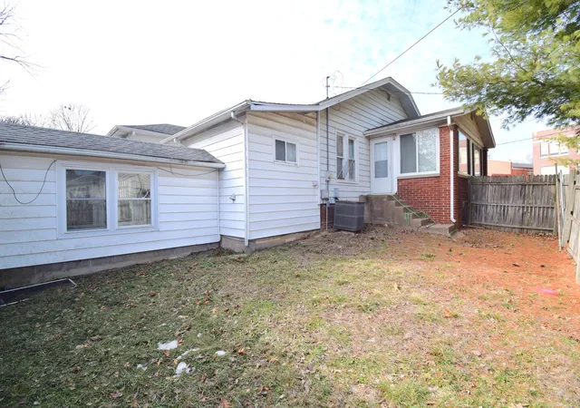 Photo 2 of Single family home for sale at 1715 Oakland Ave, Mt Vernon, IL 62864 | MLS# 12567959 | Listing updated on 2026-09-06