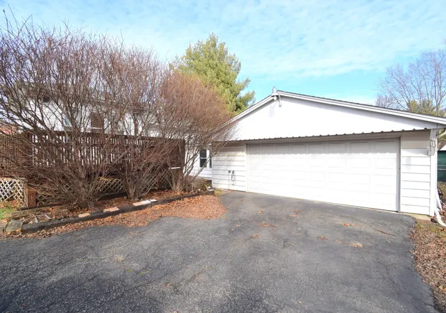 Photo 3 of Single family home for sale at 1715 Oakland Ave, Mt Vernon, IL 62864 | MLS# 12567959 | Listing updated on 2026-09-06