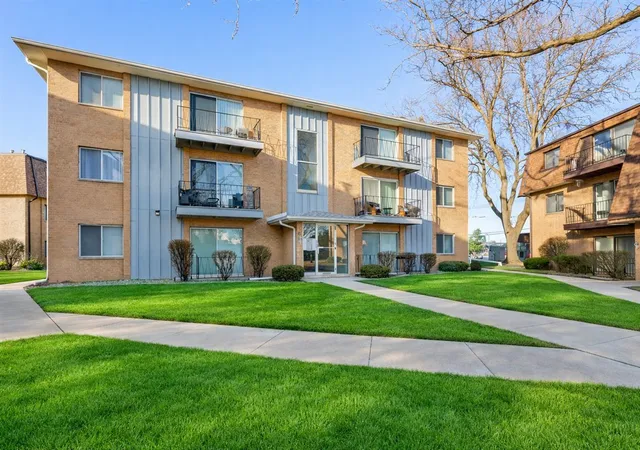Photo 2 of Condominium at 4819 W 109th Street #3-103, Oak Lawn, IL 60453 | MLS# 12572237 | | Sold on 2026-05-15