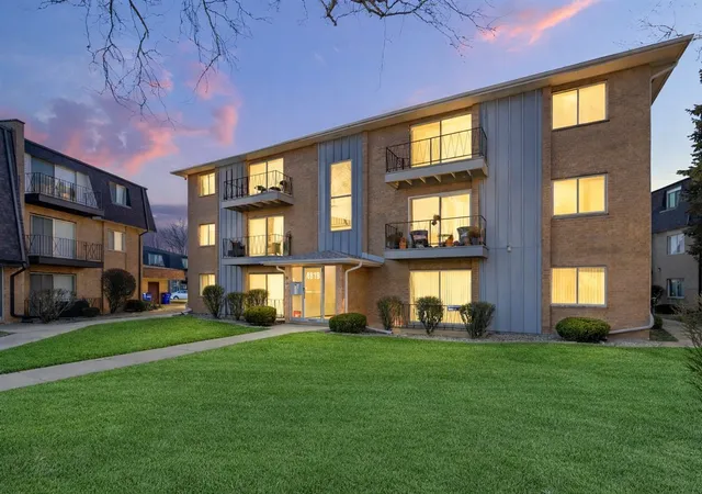 Condominium at 4819 W 109th Street #3-103, Oak Lawn, IL 60453 | MLS# 12572237 | | Sold on 2026-05-15