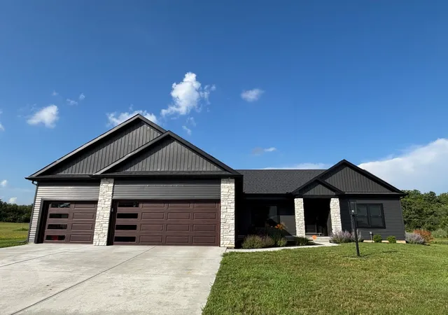 Photo 2 of Single family home for sale at 606 N Beacon Hl Cir, Urbana, IL 61802 | MLS# 12572775 | Listing updated on 2026-10-01