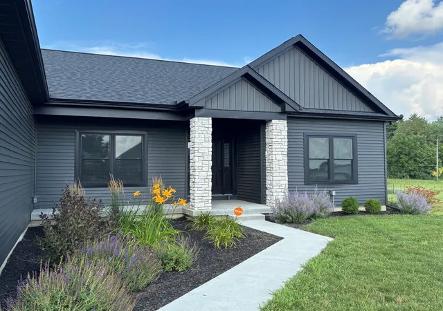 Photo 3 of Single family home for sale at 606 N Beacon Hl Cir, Urbana, IL 61802 | MLS# 12572775 | Listing updated on 2026-10-01