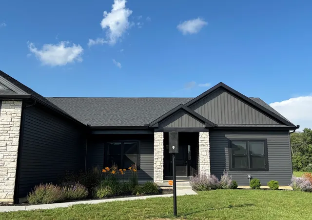 Photo 3 of Single family home for sale at 606 N Beacon Hl Cir, Urbana, IL 61802 | MLS# 12572775 | Listing updated on 2026-10-01