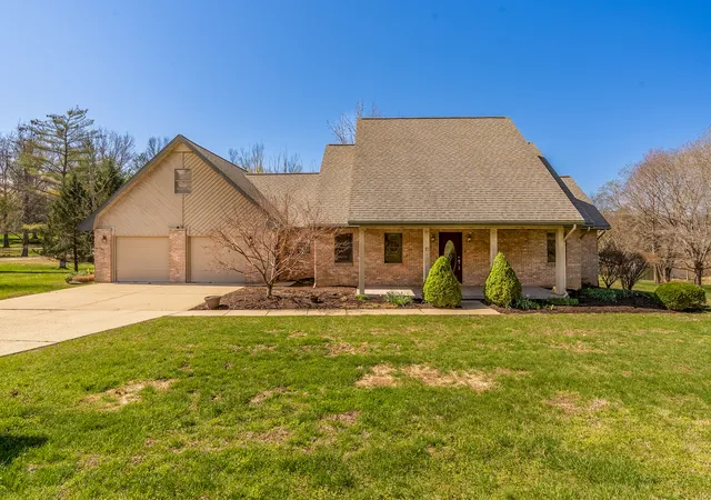 Photo 1 of Single family home for sale at 15 Lake Indian Hills Cir, Carbondale, IL 62901 | MLS# 12573377 | Listing updated on 2026-09-16