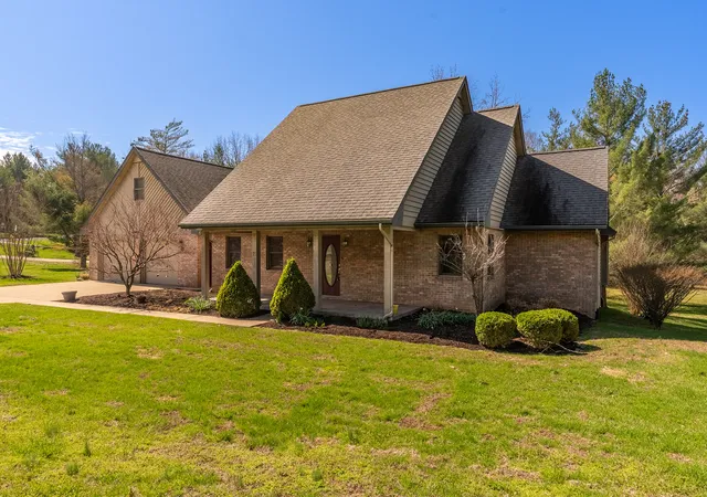 Photo 3 of Single family home for sale at 15 Lake Indian Hills Cir, Carbondale, IL 62901 | MLS# 12573377 | Listing updated on 2026-09-16