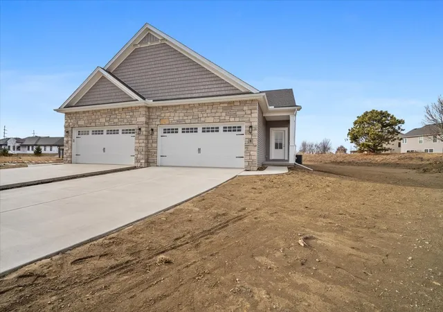 43rd image of 8 Stone Mill Ct, Bloomington, IL 61705 | MLS# 12573550