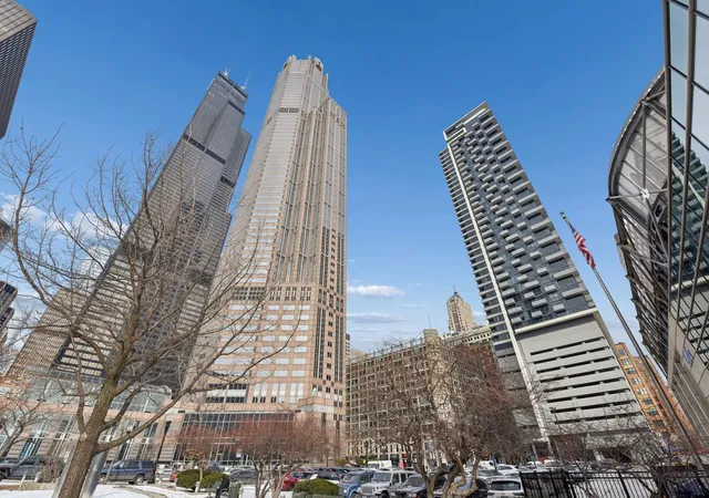2nd image of 235 W Van Buren St, Chicago, IL 60607