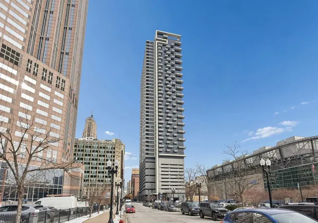 3rd image of 235 W Van Buren St, Chicago, IL 60607