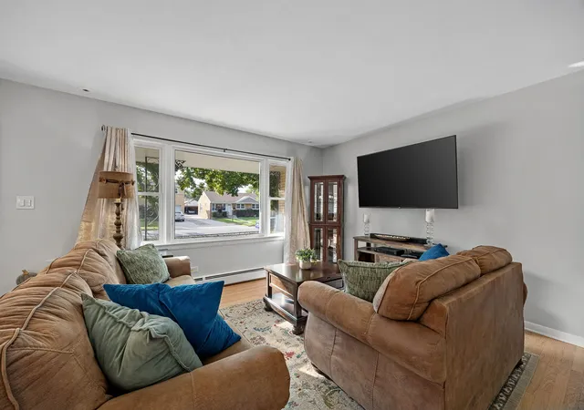 Photo 3 of Single family home for sale at 937 Robinhood Ln, La Grange Park, IL 60526 | MLS# 12574179 | Listing updated on 2026-10-02