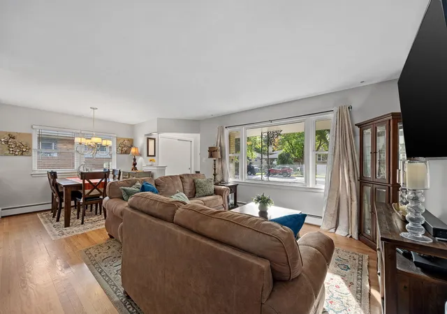 Photo 4 of Single family home for sale at 937 Robinhood Ln, La Grange Park, IL 60526 | MLS# 12574179 | Listing updated on 2026-10-02