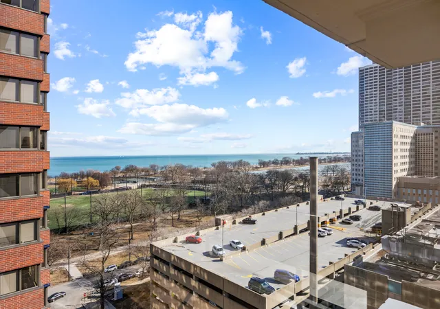 Homes for sale in Chicago, IL | 320 W Oakdale Avenue, Chicago, IL 60657 | Houzeo