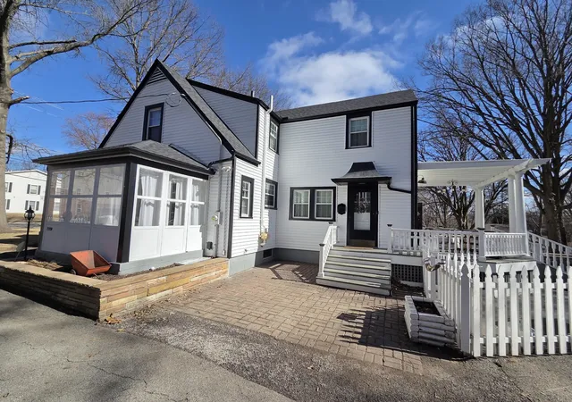 Photo 3 of Single family home for sale at 907 W Hovey Ave, Normal, IL 61761 | MLS# 12575114 | Listing updated on 2026-09-28