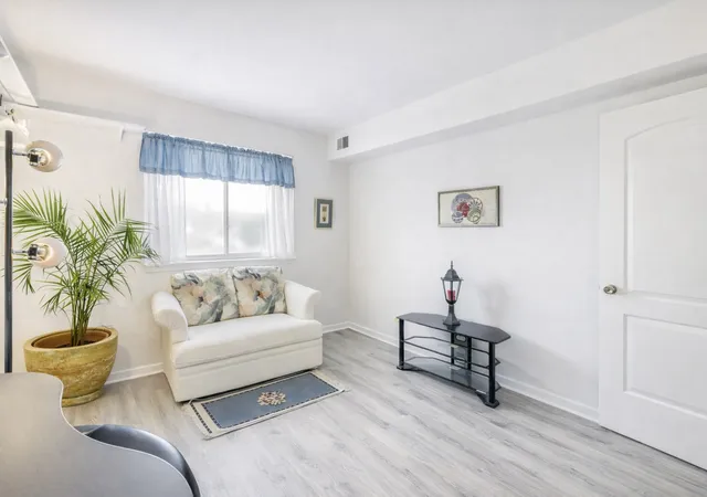 5th image of 9387 Bay Colony Dr #3W, Des Plaines, IL 60016 | MLS# 12575181