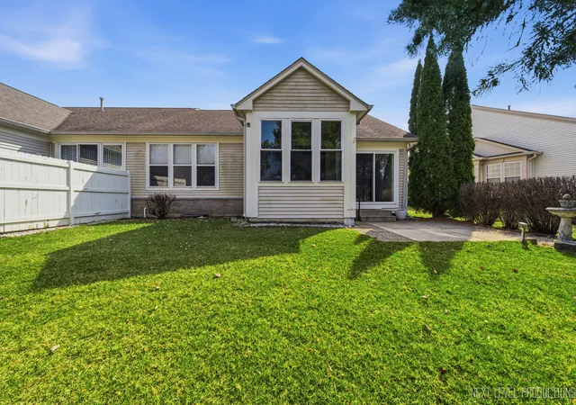 Listing Photo 2 - Condo for sale in building located at 4211 Whitehall Ln, Algonquin, IL 60102 - Unit #