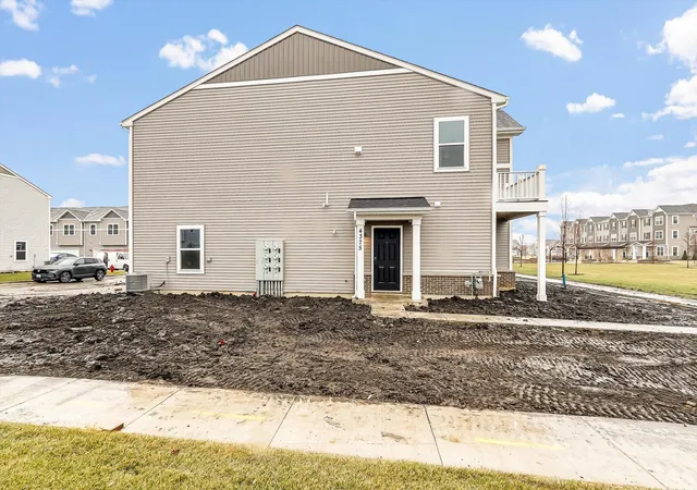 Photo 2 of Townhouse for sale at 426 Comstock Rd, Elgin, IL | MLS# 12576132 | Listing updated on 2026-04-26