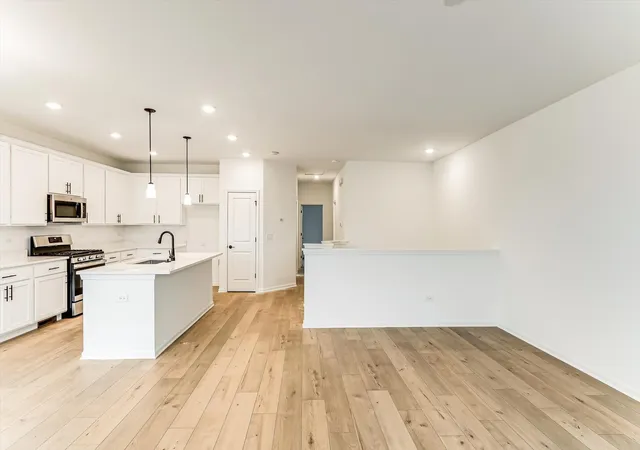 Photo 3 of Townhouse for sale at 426 Comstock Rd, Elgin, IL | MLS# 12576132 | Listing updated on 2026-04-26