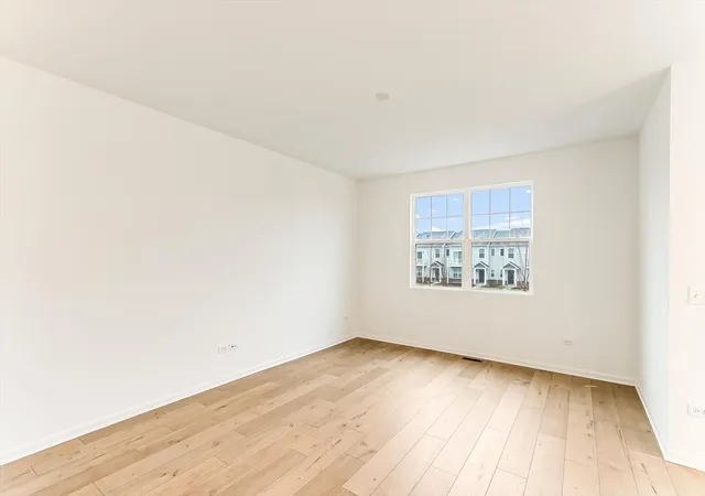 Photo 4 of Townhouse for sale at 426 Comstock Rd, Elgin, IL | MLS# 12576132 | Listing updated on 2026-04-26
