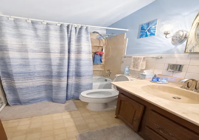 2nd image of 1320B Lore Ln, Lombard, IL 60148