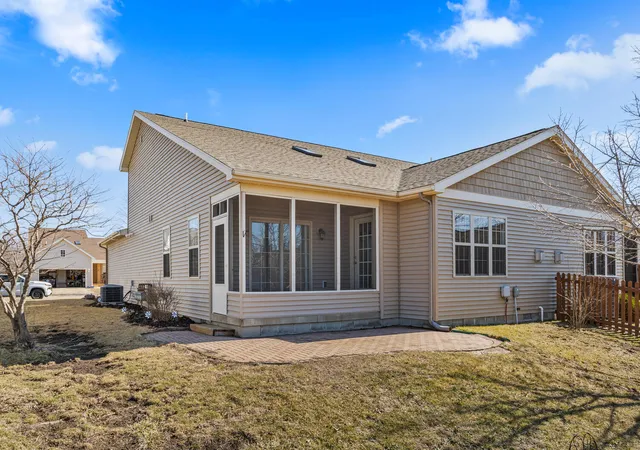 5th image of 2517 Pembrook Pt, Champaign, IL 61821 | MLS# 12577166