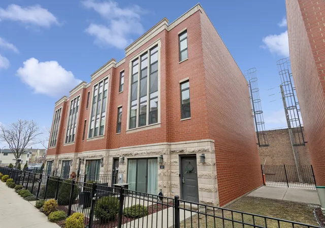 Townhouse for sale at 2237 W Coulter St #4, Chicago, IL 60608 | MLS# 12577578