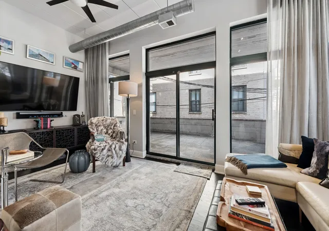 2nd image of 936 W Madison St #2A, Chicago, IL 60607 | MLS# 12578502