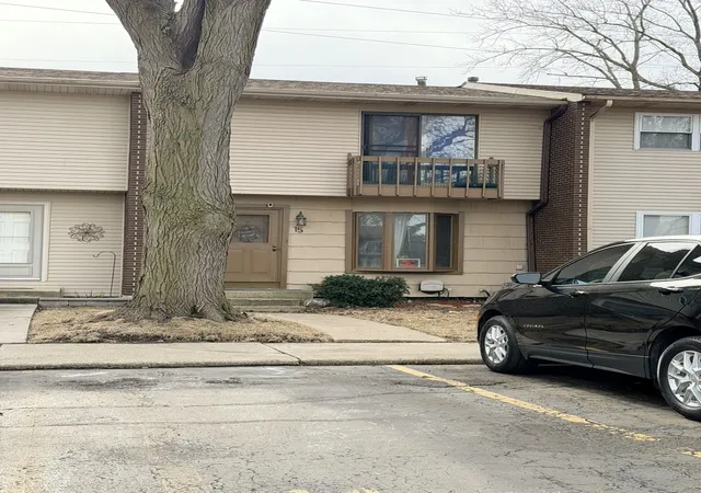 Photo 2 of Townhouse for sale at 15 Washington Ct, Plainfield, IL 60544 | MLS# 12578888 | Listing updated on 2026-10-06