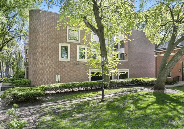 3rd image of 1524 N Astor St, Chicago, IL 60610 | MLS# 12578948