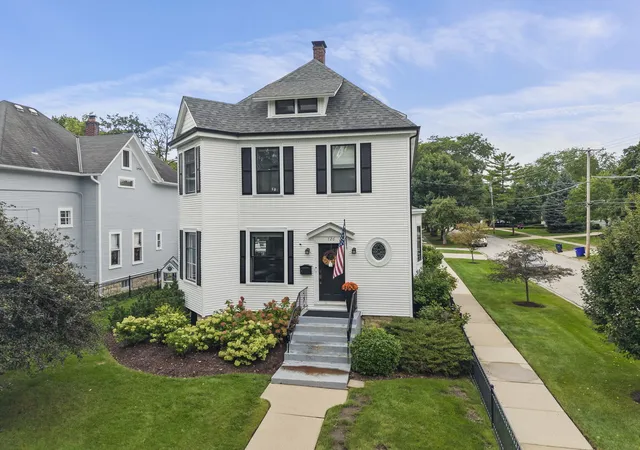 Photo 2 of Single family home for sale at 726 N Wheaton Ave, Wheaton, IL 60187 | MLS# 12578979 | Listing updated on 2026-10-07