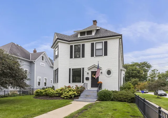 Photo 3 of Single family home for sale at 726 N Wheaton Ave, Wheaton, IL 60187 | MLS# 12578979 | Listing updated on 2026-10-07