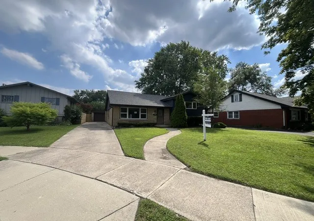 Photo 2 of Single family home for sale at 5009 W 101st Street, Oak Lawn, IL 60453 | MLS# 12579232 | Listing updated on 2026-10-02