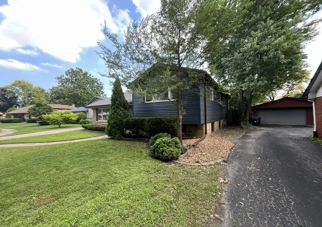 Photo 3 of Single family home for sale at 5009 W 101st Street, Oak Lawn, IL 60453 | MLS# 12579232 | Listing updated on 2026-10-02