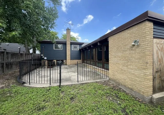 Photo 4 of Sale Pending at 5009 W 101st Street, Oak Lawn, IL 60453 | MLS# 12579232 | Listing updated on 2026-10-22