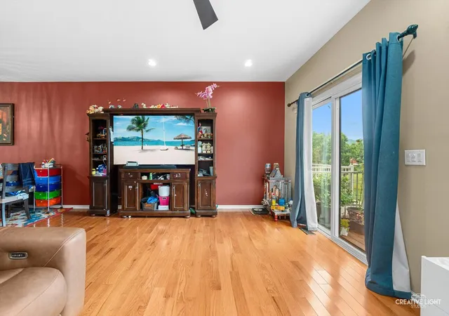 Listing Photo 4 - Condo for sale in building located at 805 Lewisburg Ln, Aurora, IL 60504