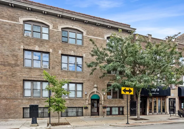 Listing Photo 1 - Condo for sale in building located at 3263 N Broadway St, Chicago, IL 60657 - Unit #2