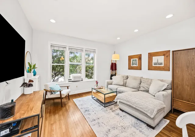 Listing Photo 2 - Condo for sale in building located at 3263 N Broadway St, Chicago, IL 60657 - Unit #2