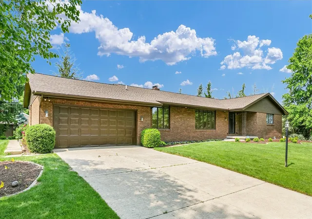 Homes for sale in Champaign, IL | 4111 Farhills Dr, Champaign, IL 61822 | MLS# 12581911