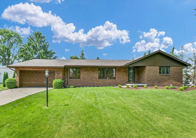 Homes for sale in Champaign, IL | 4111 Farhills Dr, Champaign, IL 61822 | MLS# 12581911