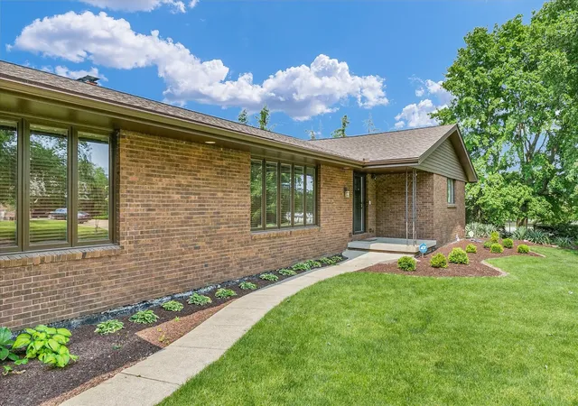 Homes for sale in Champaign, IL | 4111 Farhills Dr, Champaign, IL 61822 | MLS# 12581911