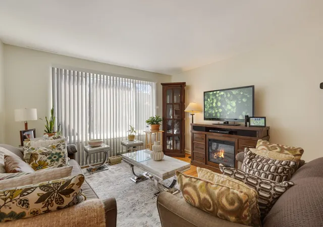 2nd image of 135 Ridge Ave #1W, Evanston, IL 60202 | MLS# 12582549