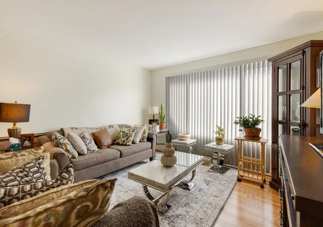 3rd image of 135 Ridge Ave, Evanston, IL 60202