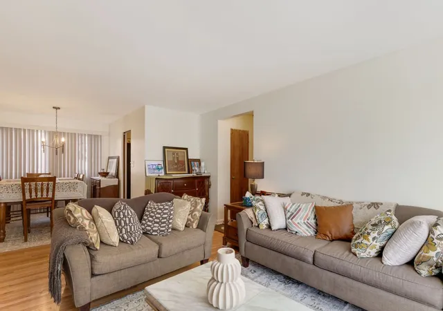 4th image of 135 Ridge Ave, Evanston, IL 60202