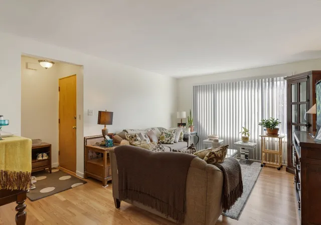 5th image of 135 Ridge Ave, Evanston, IL 60202