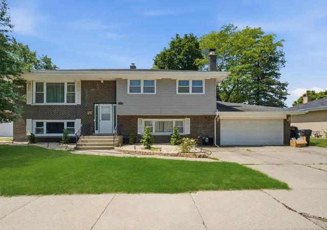 Homes for sale in South Holland, IL | 935 E 169th St, South Holland, IL 60473 | MLS# 12582696