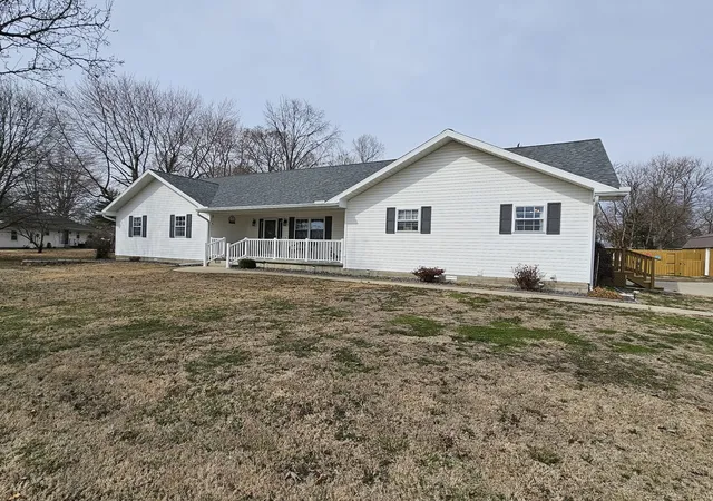 3rd image of 204 W Greenwalt St, Wayne City, IL 62895 | MLS# 12583145