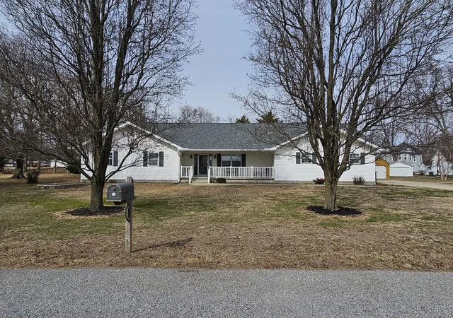 4th image of 204 W Greenwalt St, Wayne City, IL 62895 | MLS# 12583145