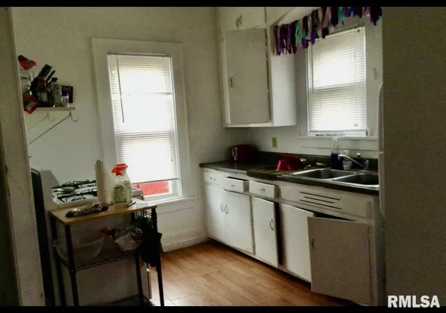 Photo 3 of Single family home for sale at 504 W Mill St, Carbondale, IL 62901 | MLS# 12584056 | Listing updated on 2026-04-27